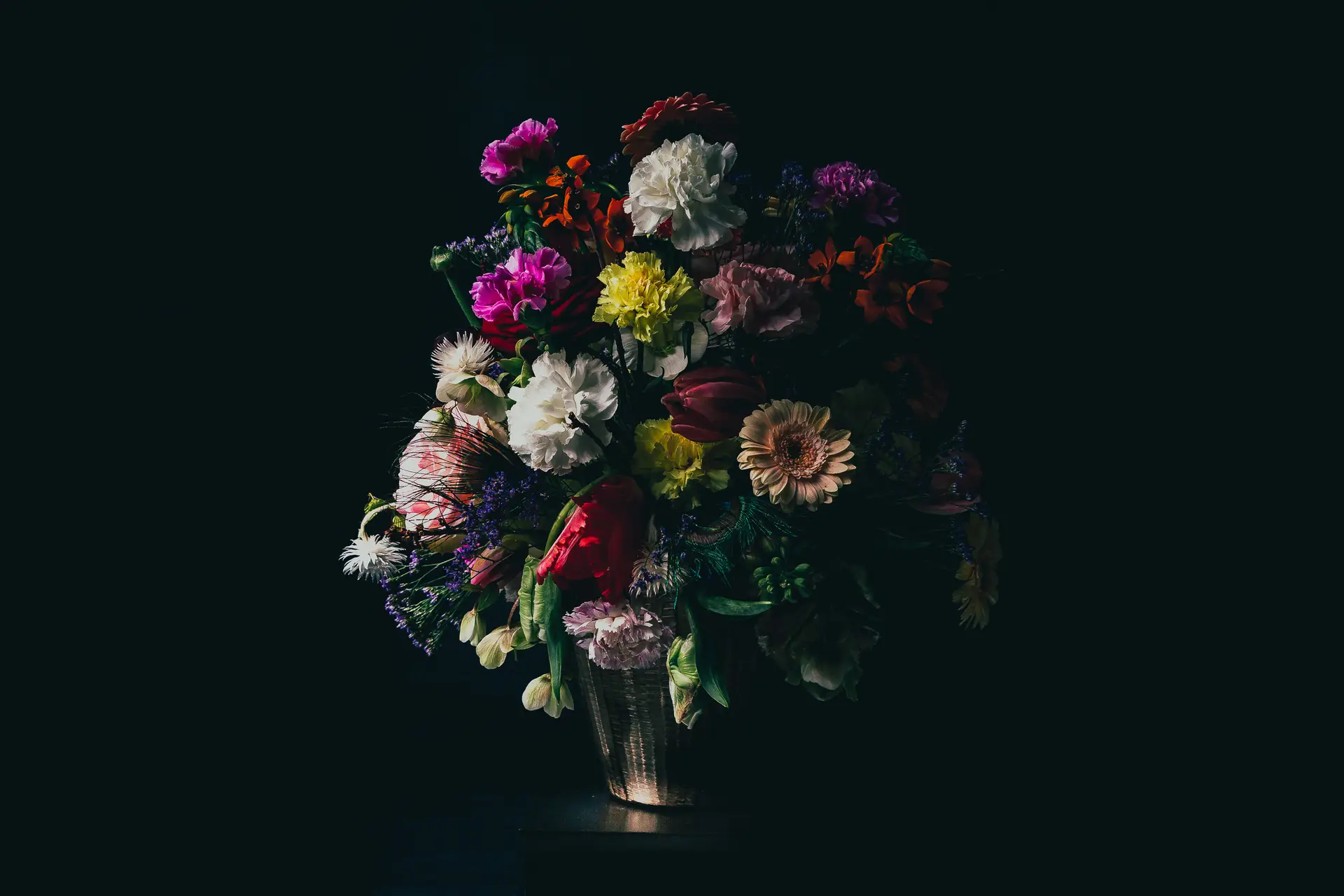Ein meisterlich gebundener Strauß von Blumen Grollitsch. In einer schönen Kupfervase